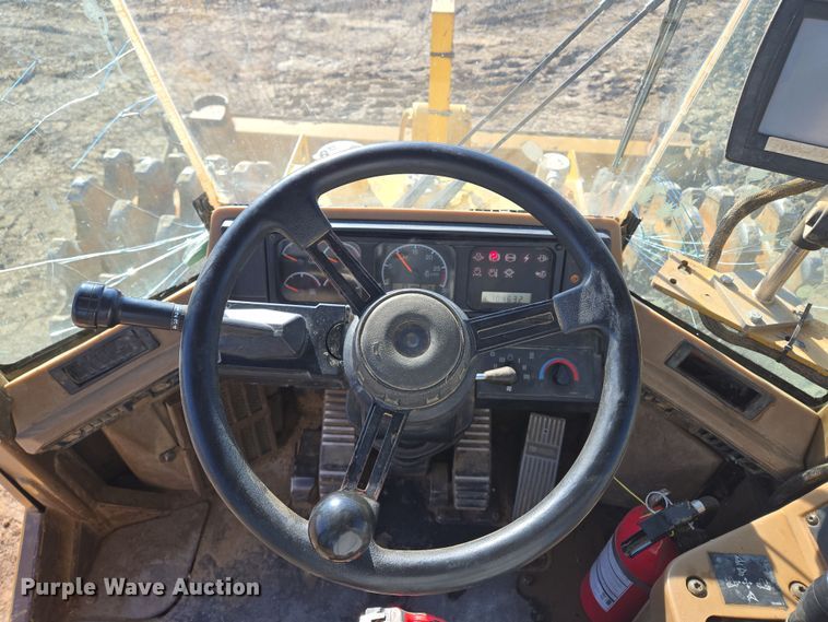 image for item EQ6762 2005 Caterpillar  815F soil compactor