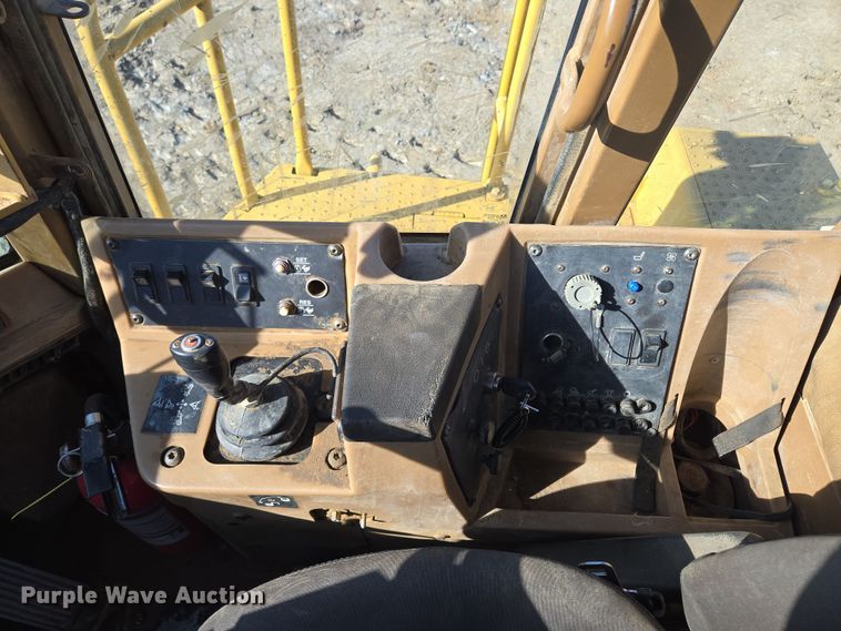 image for item EQ6762 2005 Caterpillar  815F soil compactor