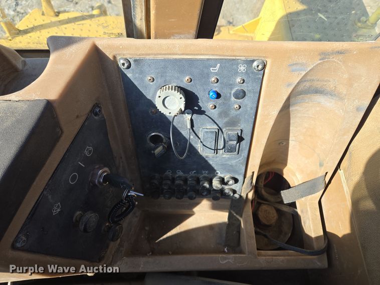 image for item EQ6762 2005 Caterpillar  815F soil compactor