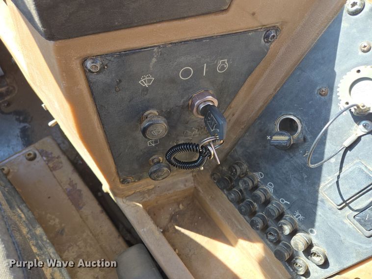 image for item EQ6762 2005 Caterpillar  815F soil compactor