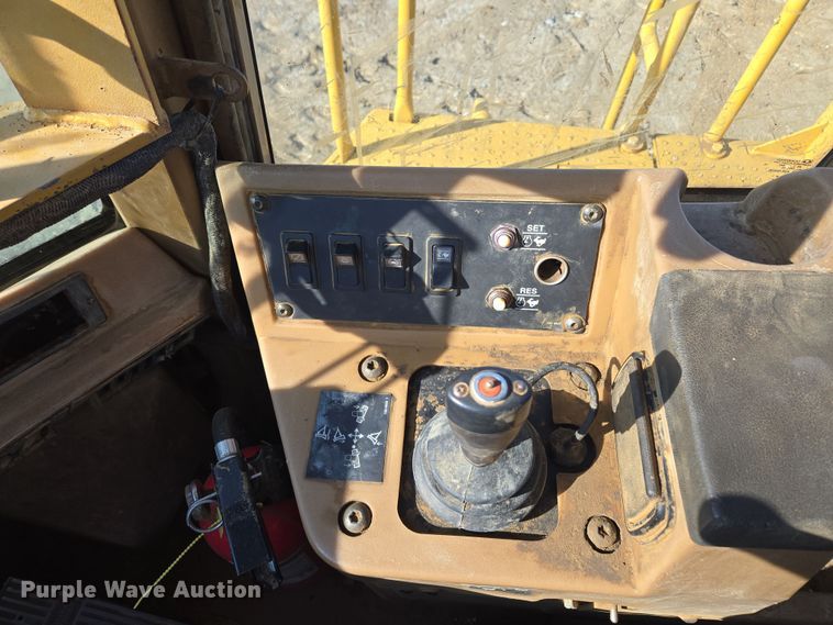 image for item EQ6762 2005 Caterpillar  815F soil compactor