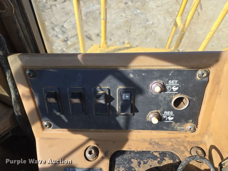 image for item EQ6762 2005 Caterpillar  815F soil compactor