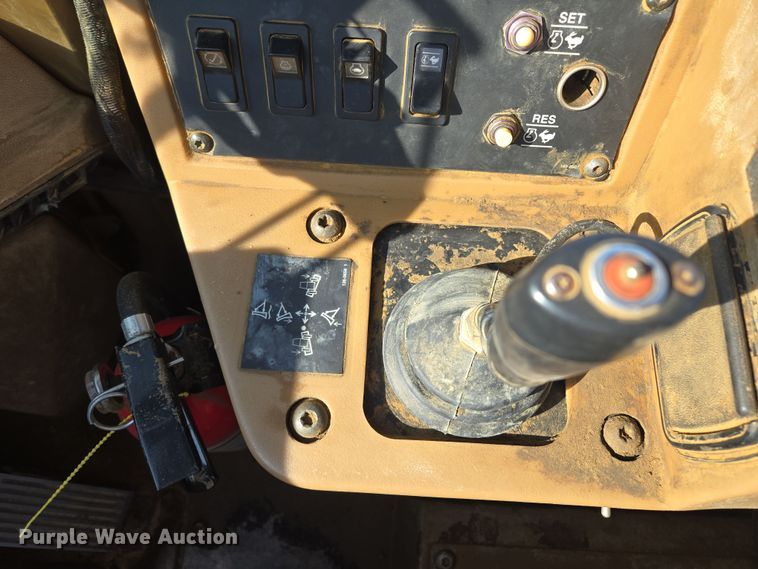 image for item EQ6762 2005 Caterpillar  815F soil compactor