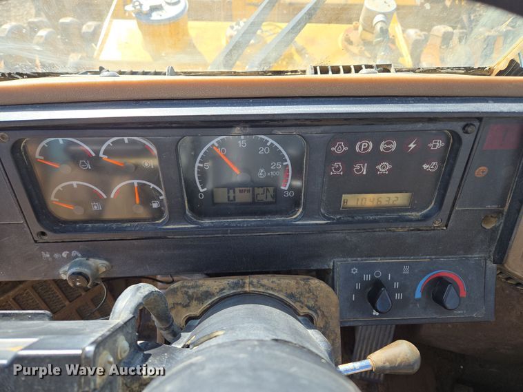 image for item EQ6762 2005 Caterpillar  815F soil compactor