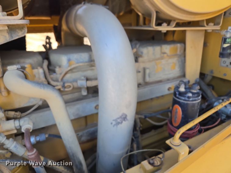 image for item EQ6762 2005 Caterpillar  815F soil compactor