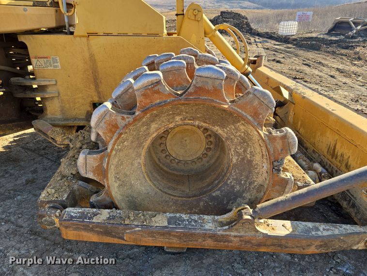 image for item EQ6762 2005 Caterpillar  815F soil compactor