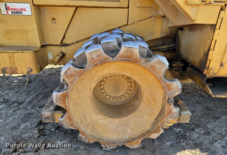 image for item EQ6762 2005 Caterpillar  815F soil compactor