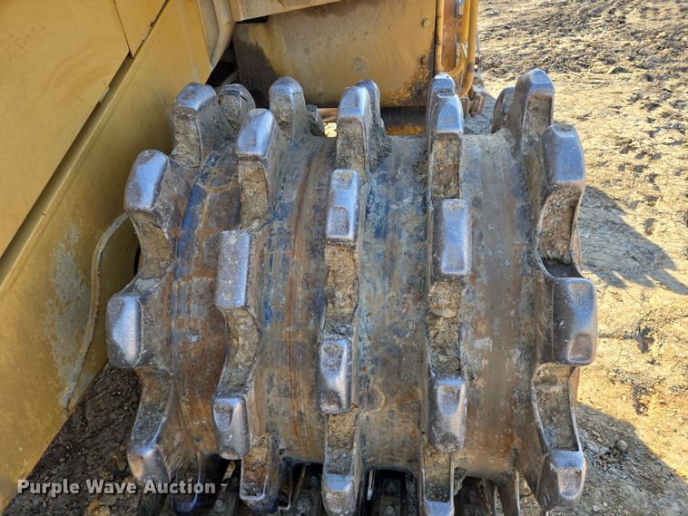 image for item EQ6762 2005 Caterpillar  815F soil compactor