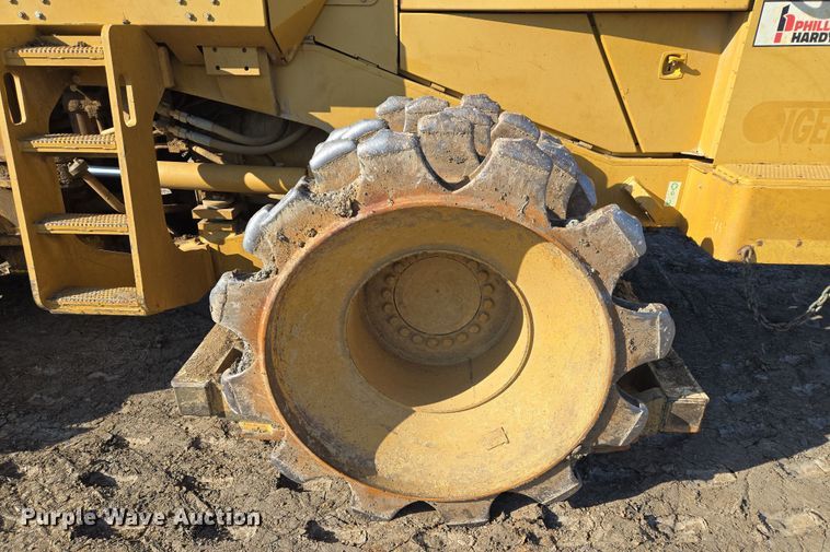 image for item EQ6762 2005 Caterpillar  815F soil compactor