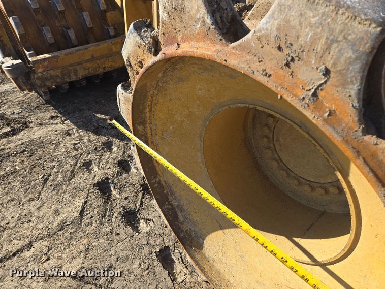 image for item EQ6762 2005 Caterpillar  815F soil compactor