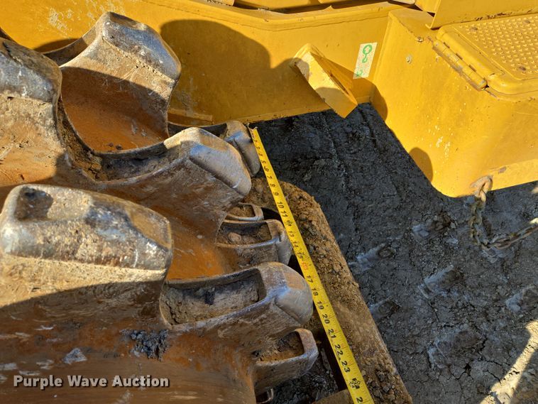 image for item EQ6762 2005 Caterpillar  815F soil compactor