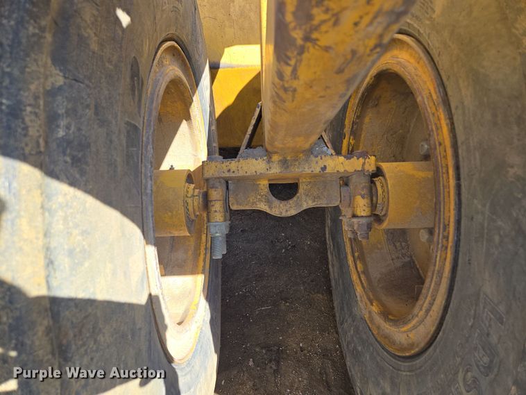 image for item EQ6765 2005 John Deere  1812C  scraper