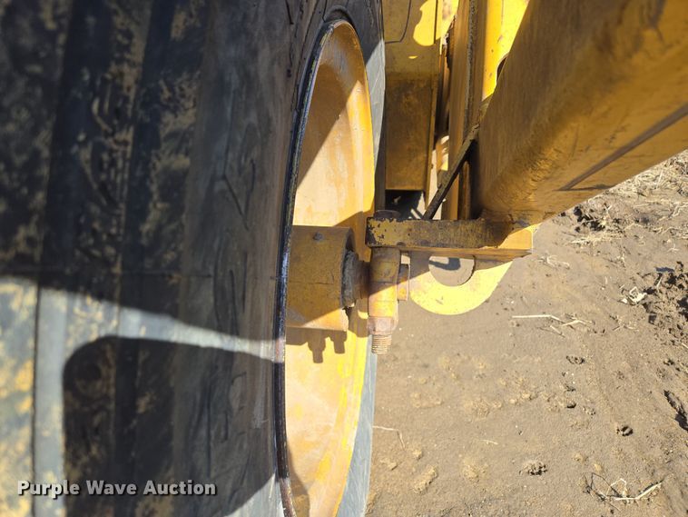 image for item EQ6765 2005 John Deere  1812C  scraper