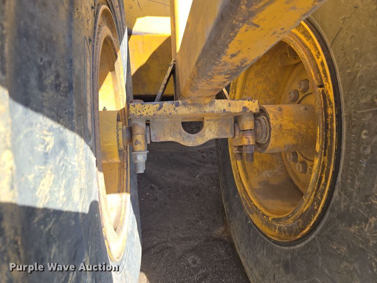 image for item EQ6765 2005 John Deere  1812C  scraper