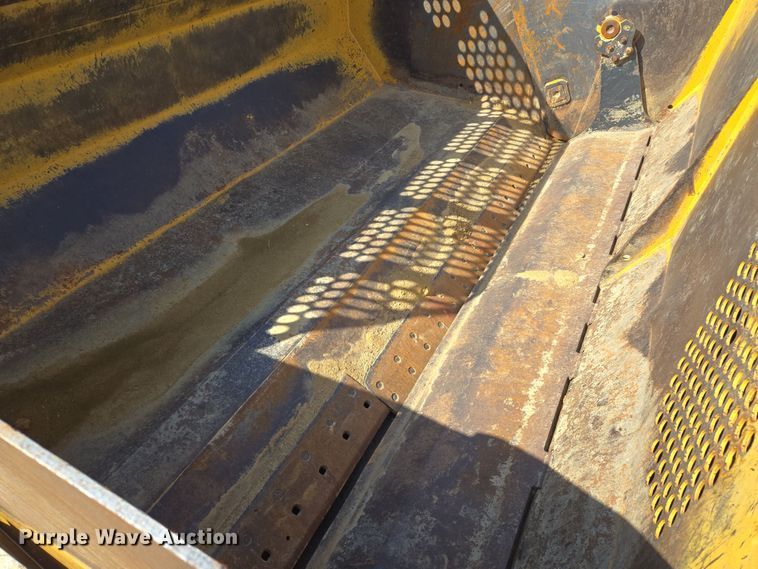 image for item EQ6766 2005 John Deere  1812C  scraper