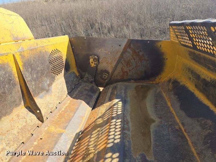 image for item EQ6766 2005 John Deere  1812C  scraper