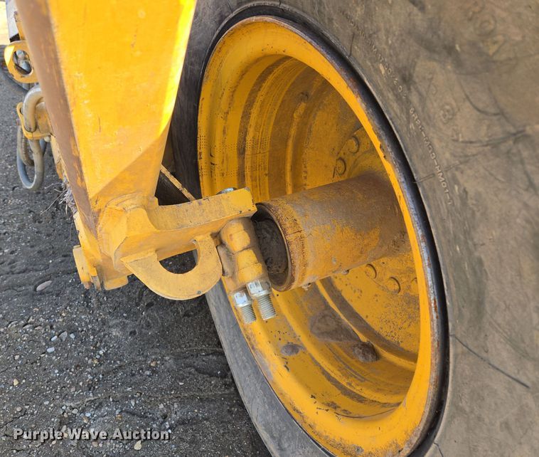 image for item EQ6766 2005 John Deere  1812C  scraper