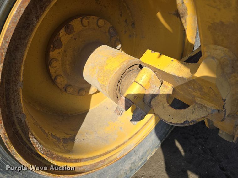 image for item EQ6766 2005 John Deere  1812C  scraper