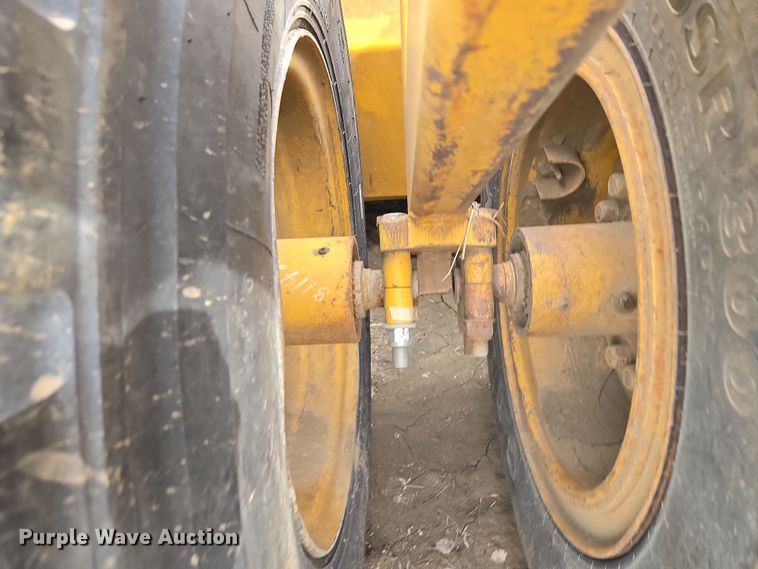 image for item EQ6770 2006 John Deere  1814C scraper