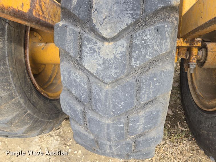 image for item EQ6772 2006 John Deere  1814C  scraper