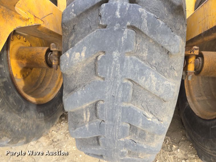 image for item EQ6772 2006 John Deere  1814C  scraper