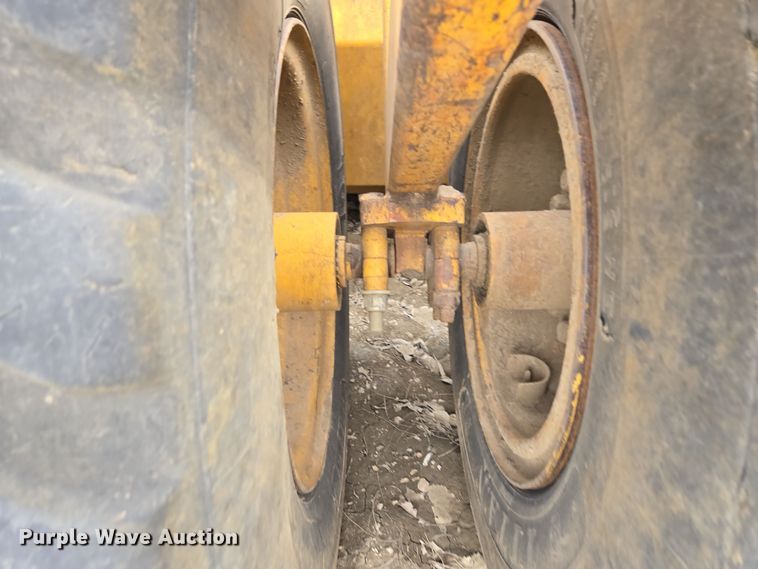 image for item EQ6772 2006 John Deere  1814C  scraper