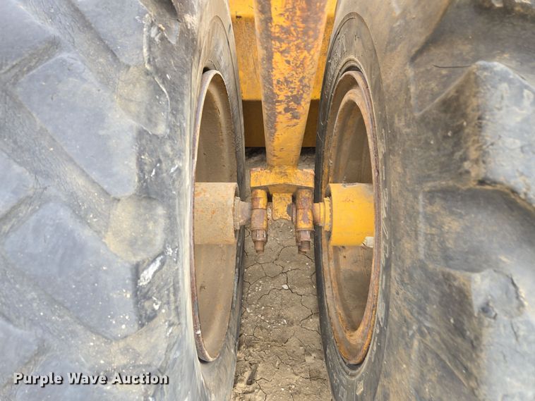 image for item EQ6773 2006 John Deere  1814C  scraper