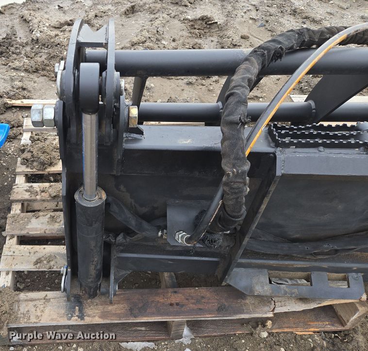 image for item EQ6796 Skid steer grapple bucket 