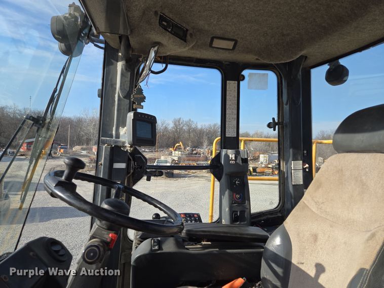 image for item EQ6833 2012 John Deere 844K wheel loader