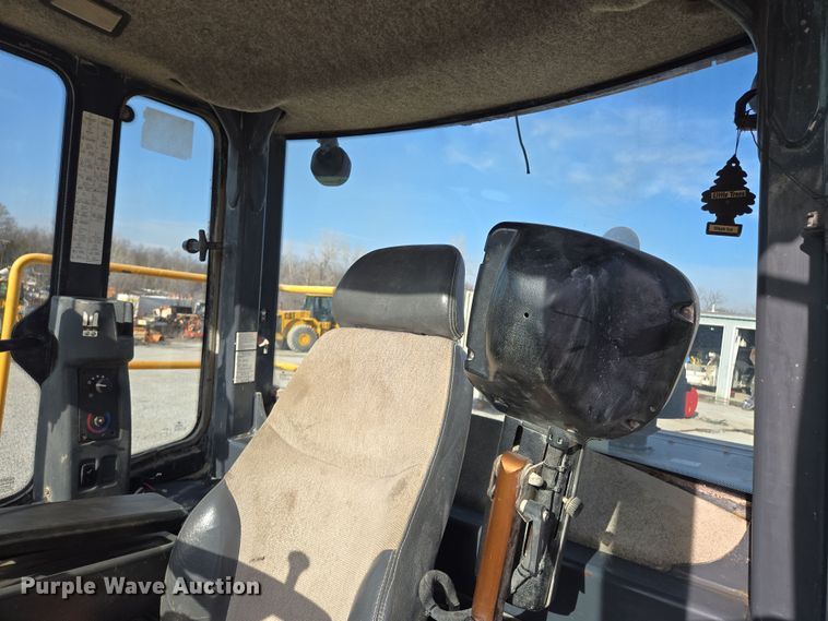 image for item EQ6833 2012 John Deere 844K wheel loader