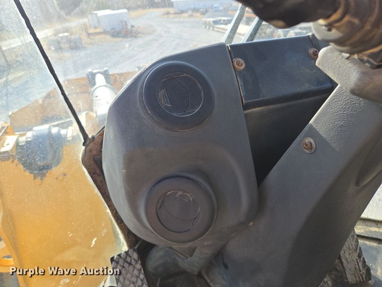 image for item EQ6833 2012 John Deere 844K wheel loader