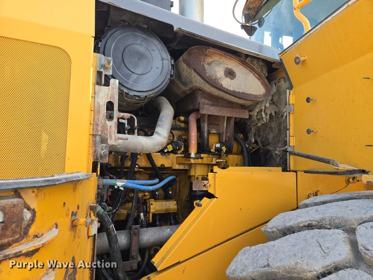 image for item EQ6833 2012 John Deere 844K wheel loader