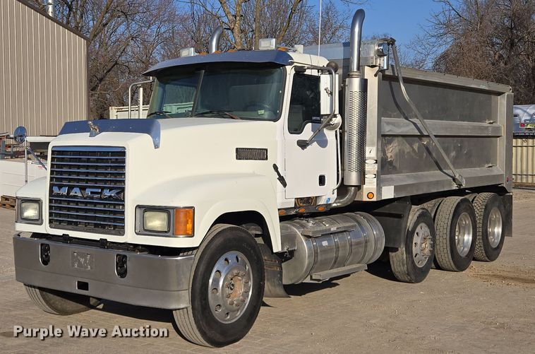 image for item EQ6836 2005 Mack 613 dump truck