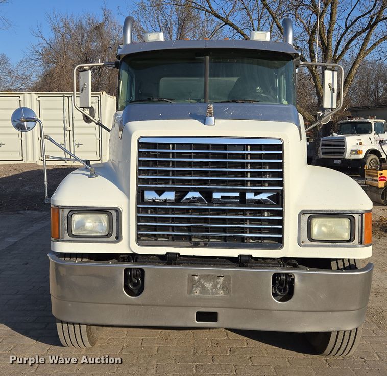 image for item EQ6836 2005 Mack 613 dump truck