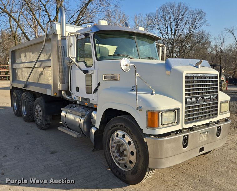 image for item EQ6836 2005 Mack 613 dump truck