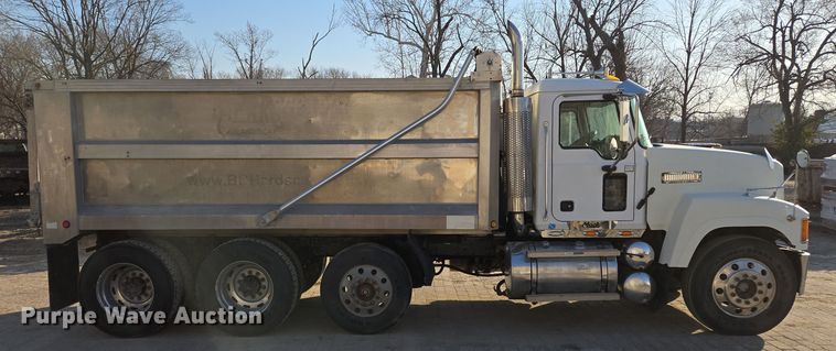 image for item EQ6836 2005 Mack 613 dump truck