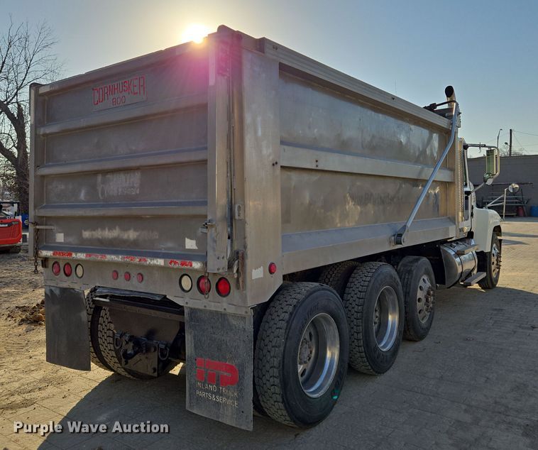 image for item EQ6836 2005 Mack 613 dump truck