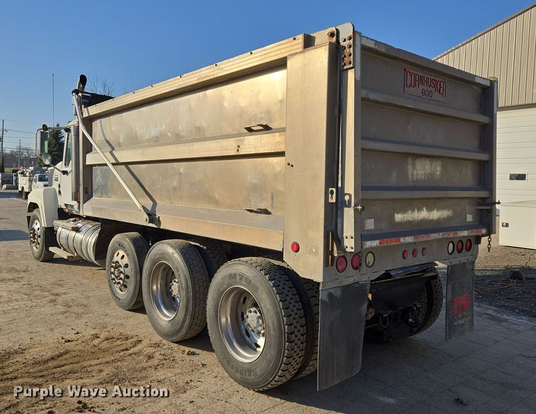 image for item EQ6836 2005 Mack 613 dump truck