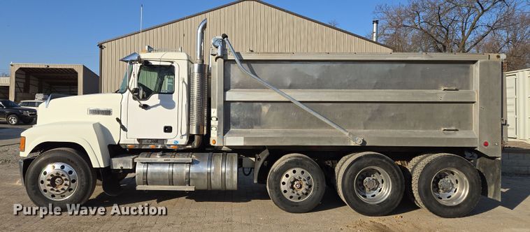 image for item EQ6836 2005 Mack 613 dump truck