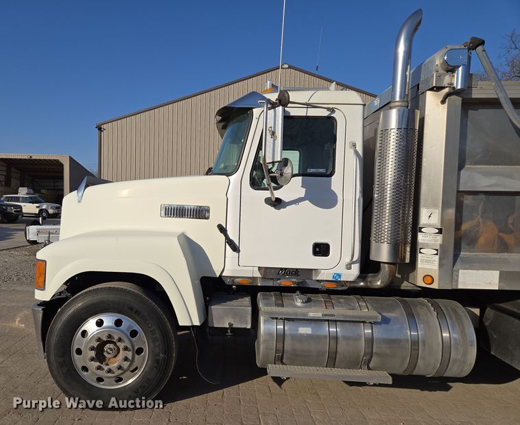 image for item EQ6836 2005 Mack 613 dump truck