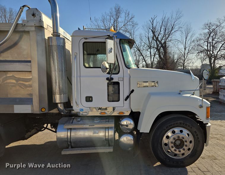 image for item EQ6836 2005 Mack 613 dump truck