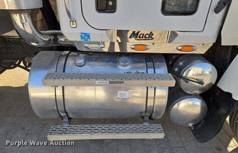 image for item EQ6836 2005 Mack 613 dump truck