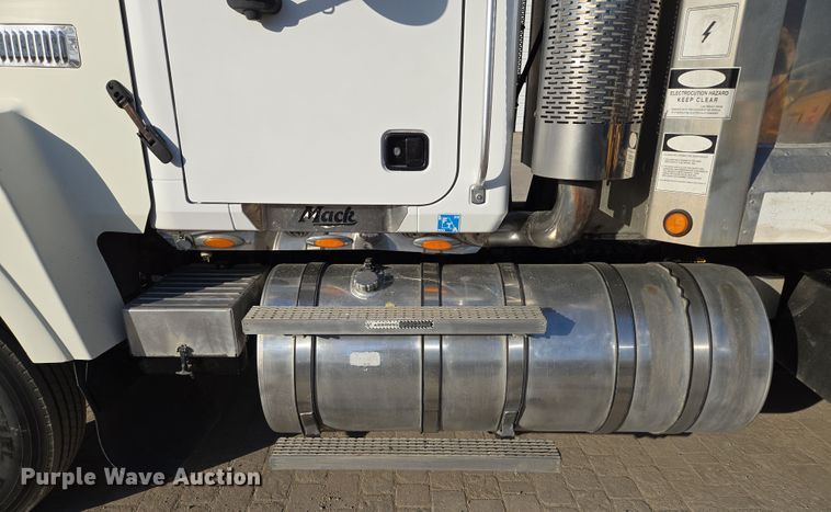 image for item EQ6836 2005 Mack 613 dump truck