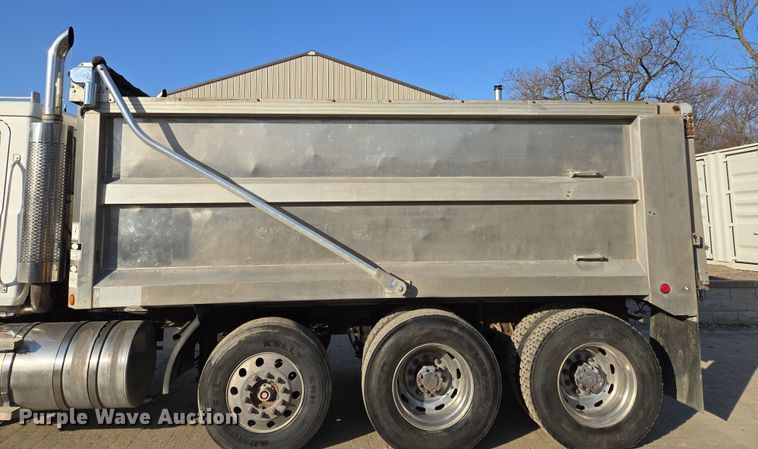 image for item EQ6836 2005 Mack 613 dump truck