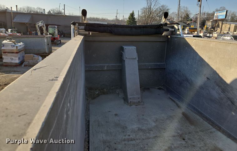 image for item EQ6836 2005 Mack 613 dump truck