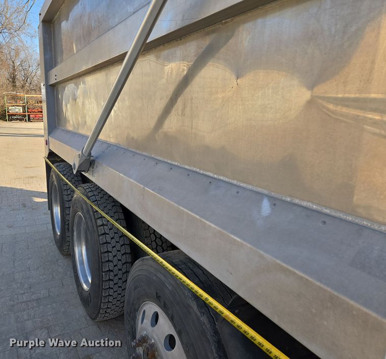 image for item EQ6836 2005 Mack 613 dump truck