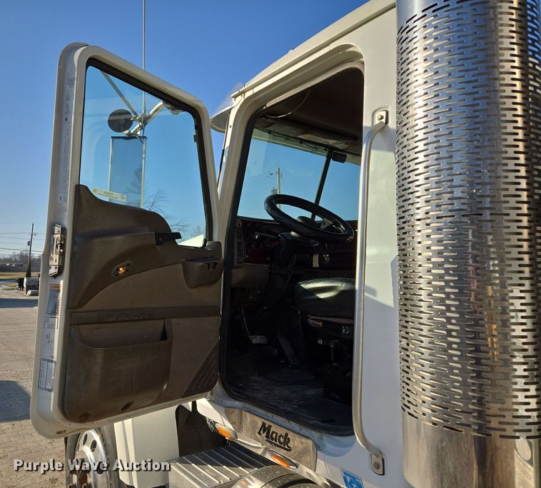 image for item EQ6836 2005 Mack 613 dump truck