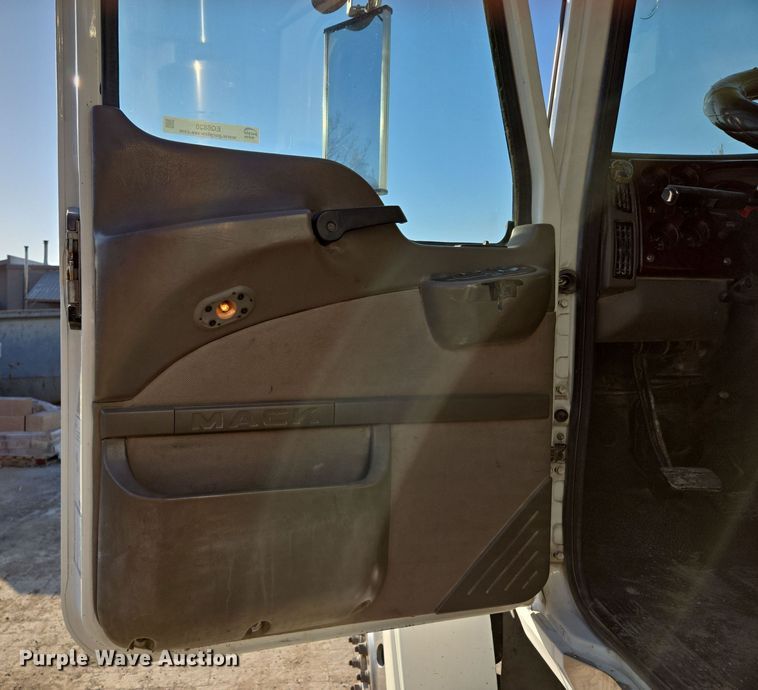 image for item EQ6836 2005 Mack 613 dump truck