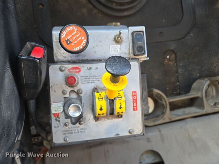 image for item EQ6836 2005 Mack 613 dump truck