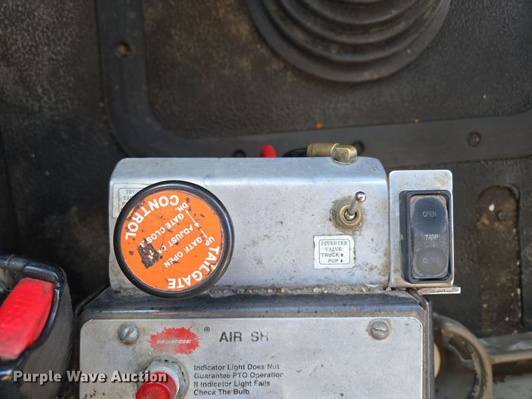 image for item EQ6836 2005 Mack 613 dump truck